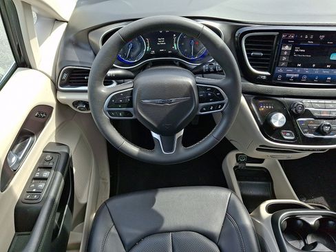 Used 2024 Chrysler Pacifica Touring-L FWD image 11