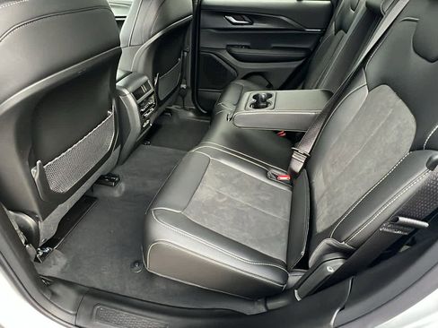 New 2025 Jeep Grand Cherokee Altitude image 24