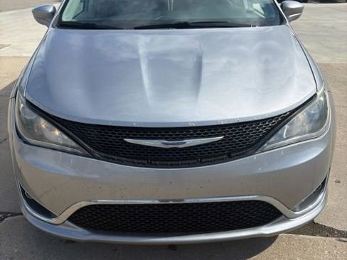 Used 2017 Chrysler Pacifica Touring-L w/ Tire & Wheel Group FWD image 1