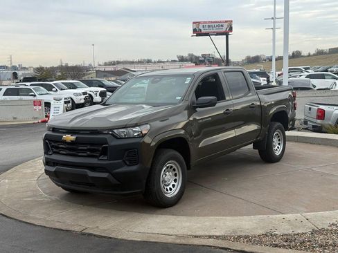 Used 2024 Chevrolet Colorado W/T image 9