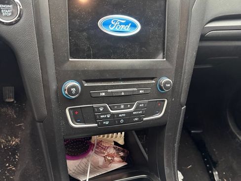 Used 2018 Ford Fusion SE w/ Equipment Group 201A FWD image 12