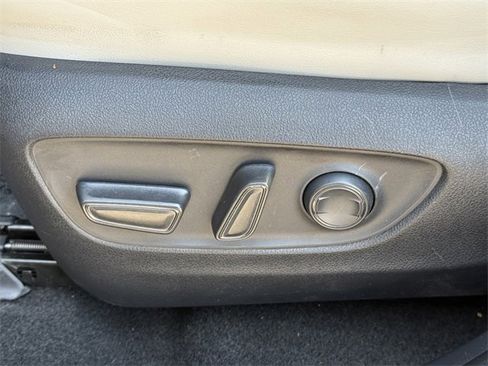 Used 2021 Toyota RAV4 XLE Premium image 28