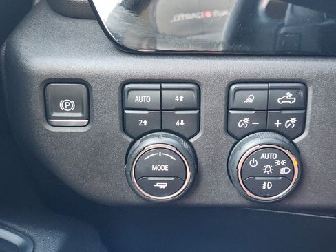 Used 2024 Chevrolet Silverado 1500 LT Trail Boss w/ LT Trail Boss Premium Package AWD/4WD image 22