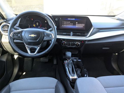 Used 2025 Chevrolet Trax LT w/ LT Convenience Package image 27