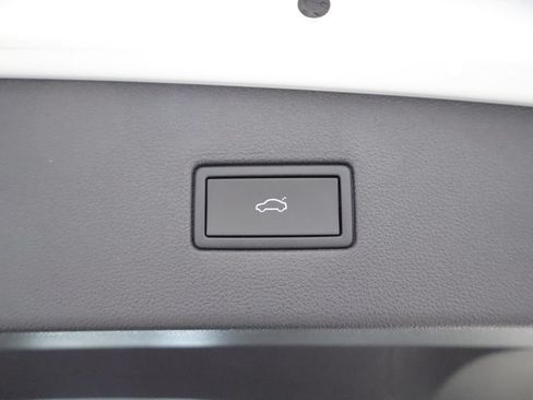Used 2023 Volkswagen Tiguan SE R-Line FWD image 17