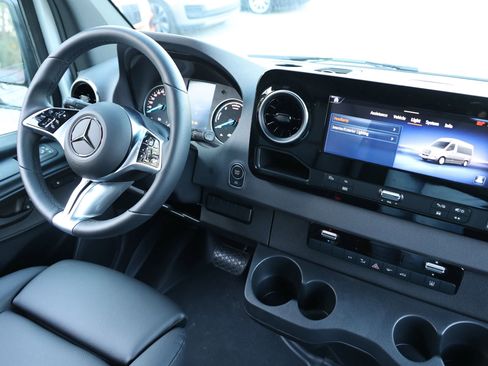 Used 2024 Mercedes-Benz eSprinter 170 Cargo image 33