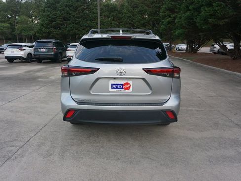 Used 2024 Toyota Highlander XLE FWD image 24