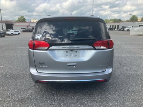 Used 2017 Chrysler Pacifica Limited image 16