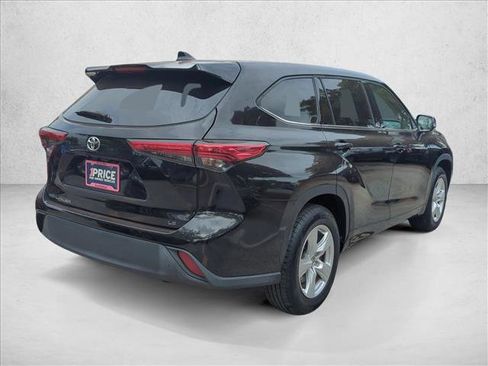 Used 2021 Toyota Highlander LE FWD image 5