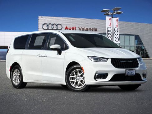 Used 2023 Chrysler Pacifica Touring-L image 2