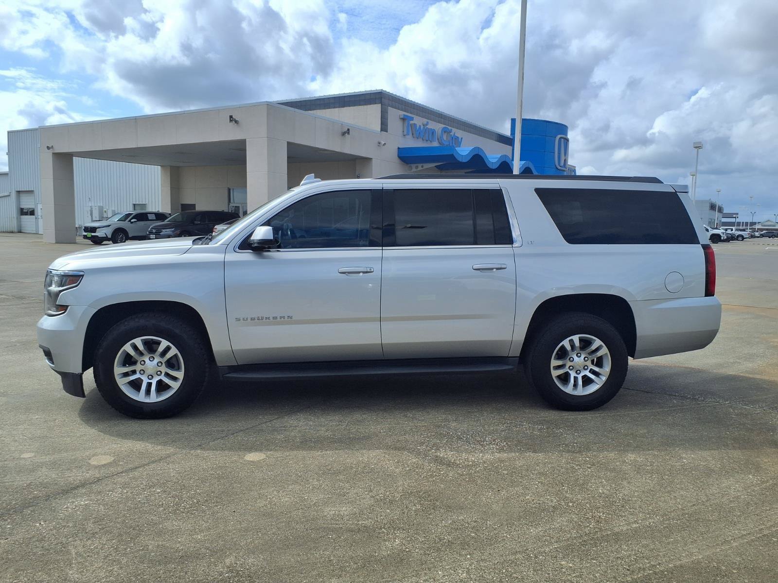 Used 2018 Chevrolet Suburban LT AWD/4WD image 8