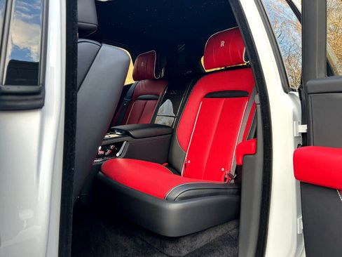 Used 2022 Rolls-Royce Cullinan Black Badge image 46