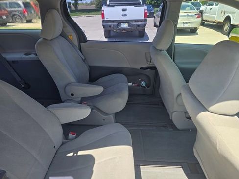 Used 2013 Toyota Sienna L w/ Towing Pkg FWD image 12
