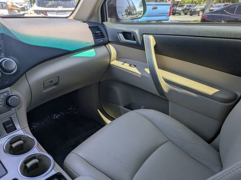 Used 2012 Toyota Highlander SE w/ Tow Pkg FWD image 19