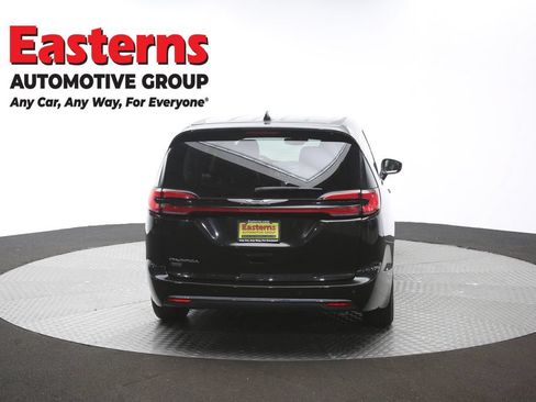 Used 2023 Chrysler Pacifica Touring-L FWD image 37