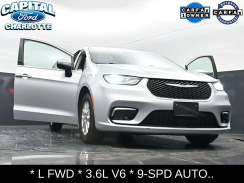 Used 2023 Chrysler Pacifica Touring-L FWD image 37