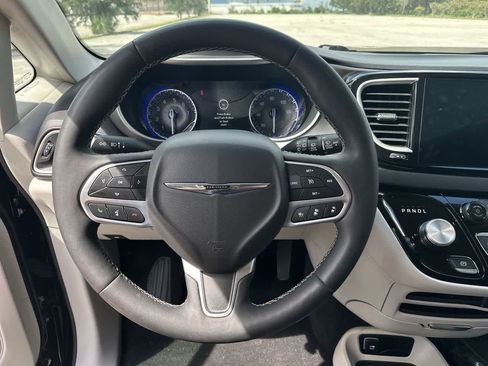 Used 2024 Chrysler Pacifica Touring-L FWD image 25