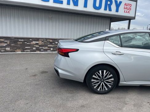 Used 2024 Nissan Altima 2.5 SV FWD image 14
