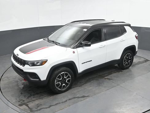Used 2025 Jeep Compass Trailhawk AWD/4WD image 35