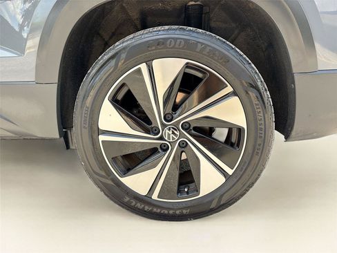 Used 2023 Volkswagen Taos SE w/ Panoramic Sunroof Package AWD/4WD image 10