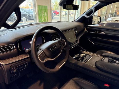 Used 2024 Jeep Wagoneer L Series III w/ Flexible Seating Group image 10