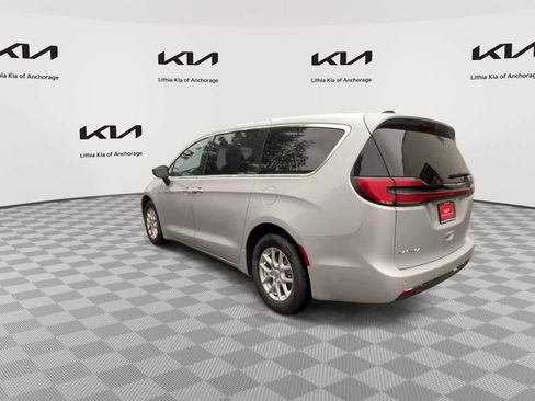 Used 2024 Chrysler Pacifica Touring-L FWD image 6