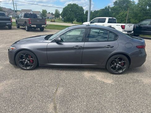 Used 2017 Alfa Romeo Giulia Ti w/ TI 19" Sport Package AWD/4WD image 4