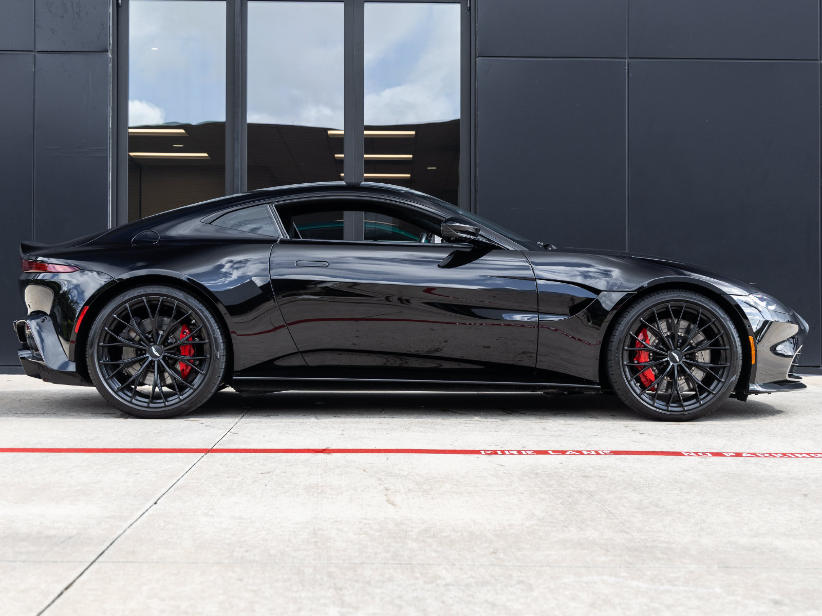 Used 2023 Aston Martin V8 Vantage Coupe RWD image 10