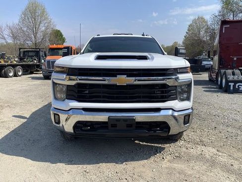 Used 2024 Chevrolet Silverado 3500 LT w/ Convenience Package image 3
