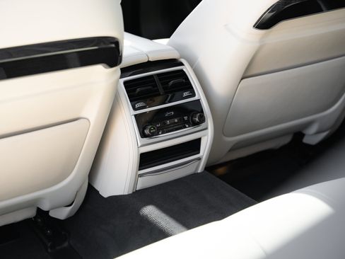 Used 2020 BMW 750i xDrive w/ Autobahn Package AWD/4WD image 26