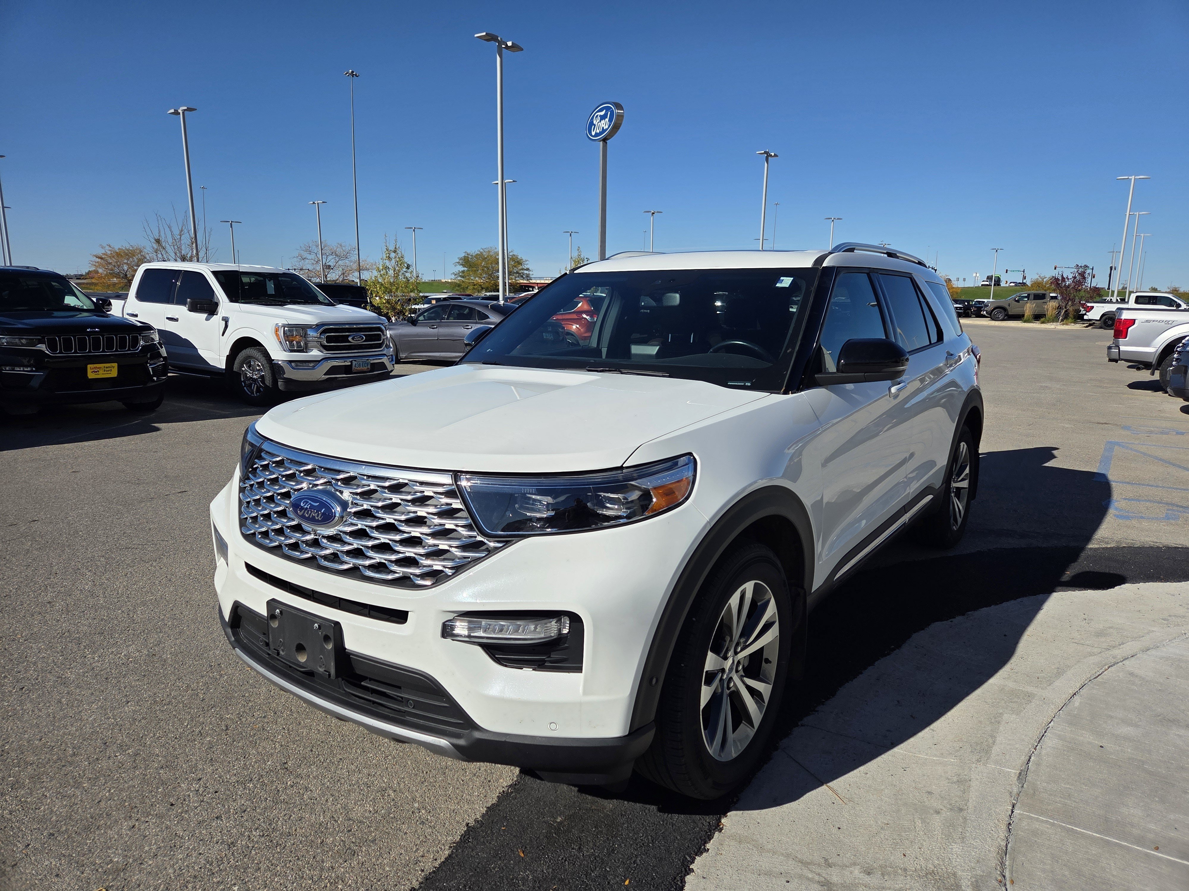 Used 2020 Ford Explorer Platinum w/ Premium Technology Package AWD/4WD image 3