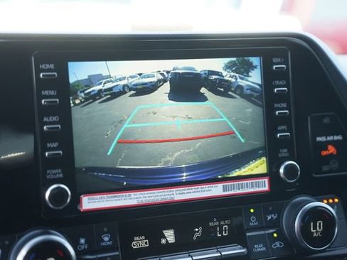 Used 2022 Toyota Highlander XSE AWD/4WD image 30