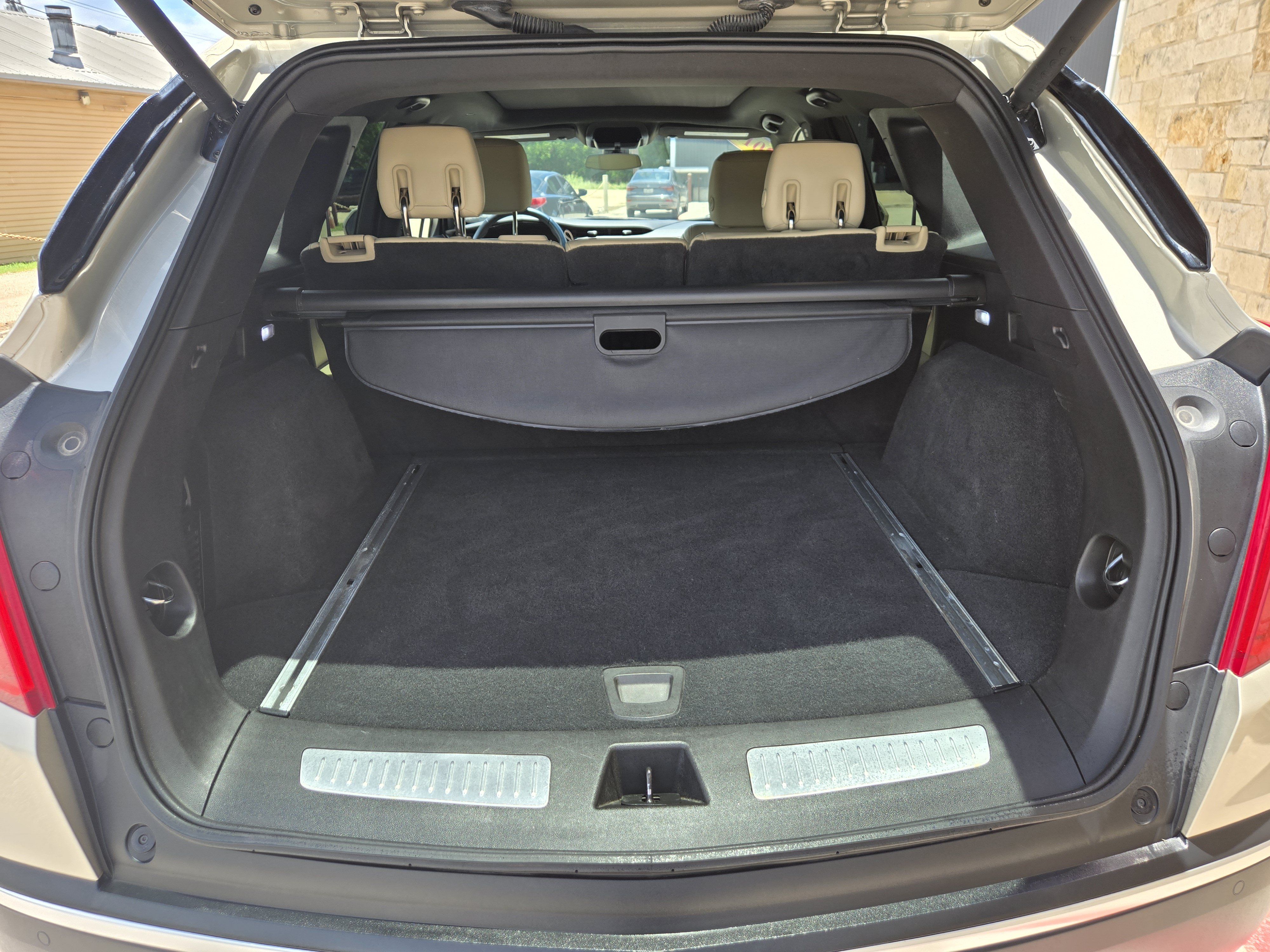 Used 2017 Cadillac XT5 Luxury w/ Driver Awareness Package FWD image 18