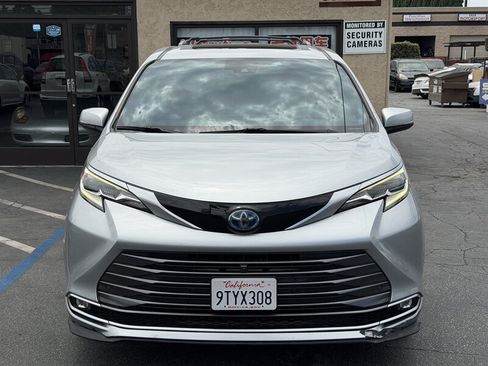 Used 2021 Toyota Sienna Platinum FWD image 2