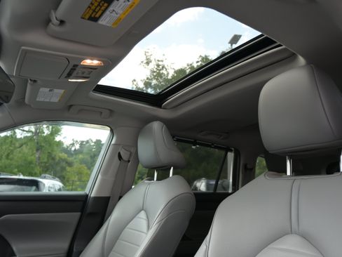 Used 2021 Toyota Highlander XLE FWD image 29