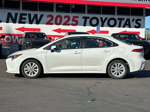 Used 2025 Toyota Corolla LE image 2