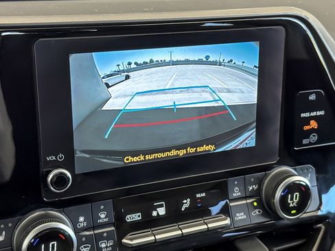 Used 2023 Toyota Highlander XLE AWD/4WD image 19
