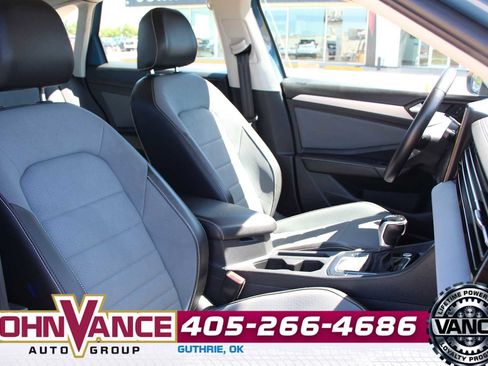 Used 2025 Volkswagen Jetta SE FWD image 15