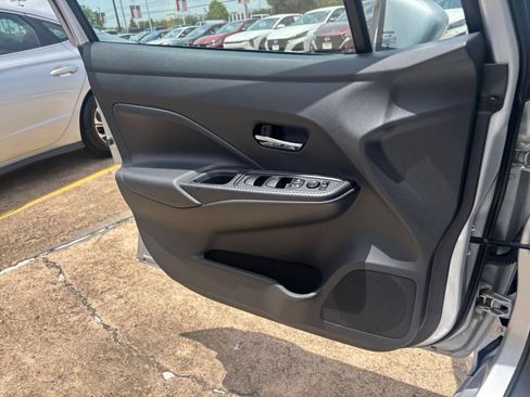 Used 2025 Nissan Versa SV FWD image 18
