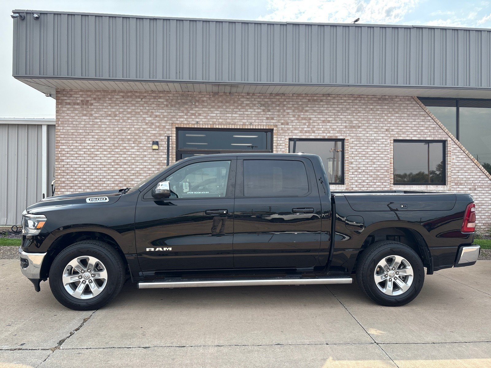 Used 2023 RAM 1500 Laramie AWD/4WD image 2