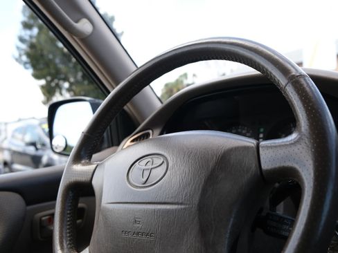 Used 2000 Toyota Land Cruiser image 47