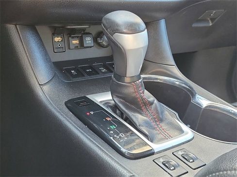 Used 2019 Toyota Highlander SE w/ Carpet Mat Package (TMS) image 24