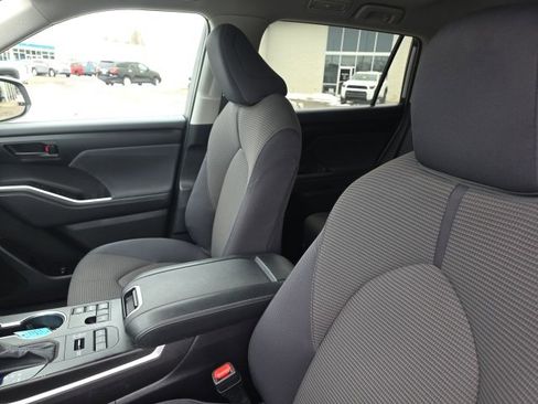 Certified 2024 Toyota Highlander LE image 9