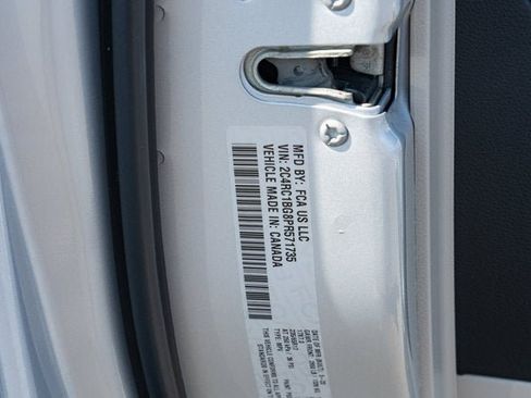 Used 2023 Chrysler Pacifica Touring-L FWD image 9