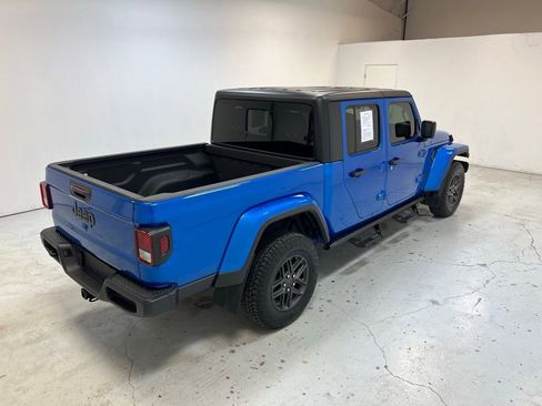 Used 2024 Jeep Gladiator Sport image 2