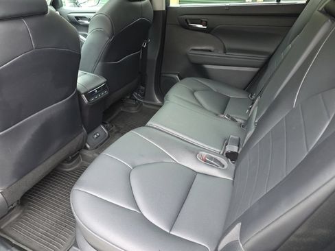 Certified 2020 Toyota Highlander XLE AWD/4WD image 12