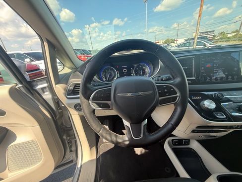 Used 2020 Chrysler Pacifica Touring-L Plus FWD image 16
