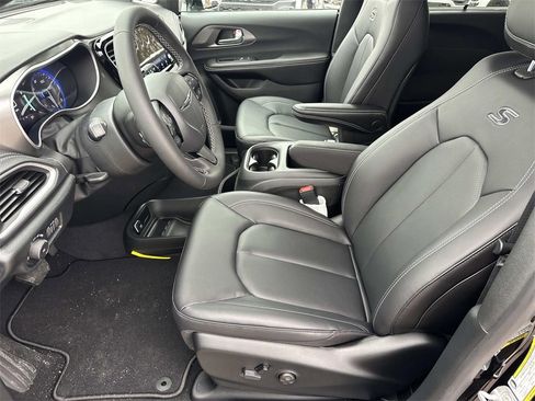 New 2026 Chrysler Pacifica Select image 14