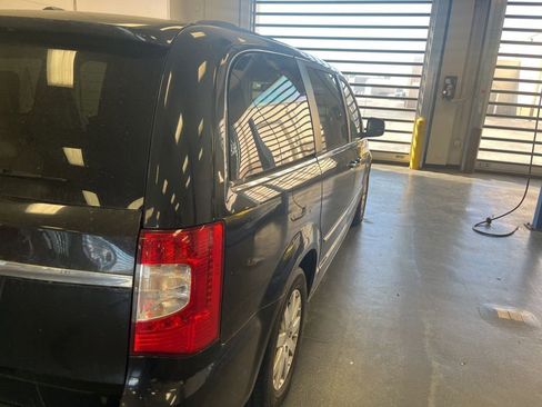 Used 2015 Chrysler Town & Country Touring image 25