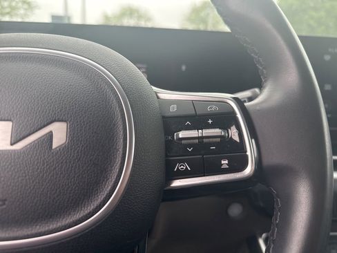 Used 2025 Kia Carnival FWD image 8